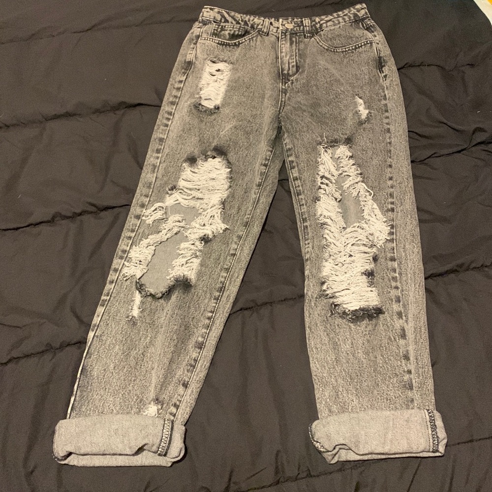 Cute mom jeans that are in great shape.Grey and black with white flames pockets.
